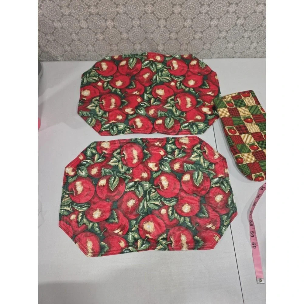 Reversible Apple Print Placemats Oven Mitt Set Kitchen Dining Decor Fall Harvest